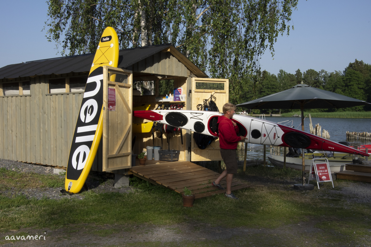 Kajakin vuokraus Turussa Satava Kayak and SUP -vuokrauspisteessä Saaristomerellä